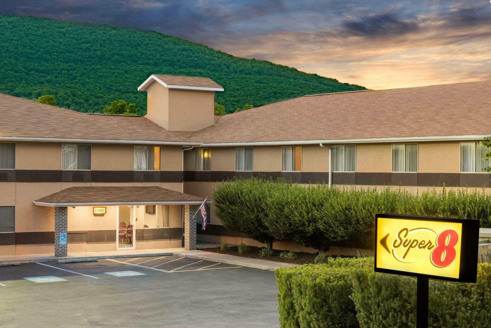 Super 8 By Wyndham Burnham/Lewistown Otel Dış mekan fotoğraf